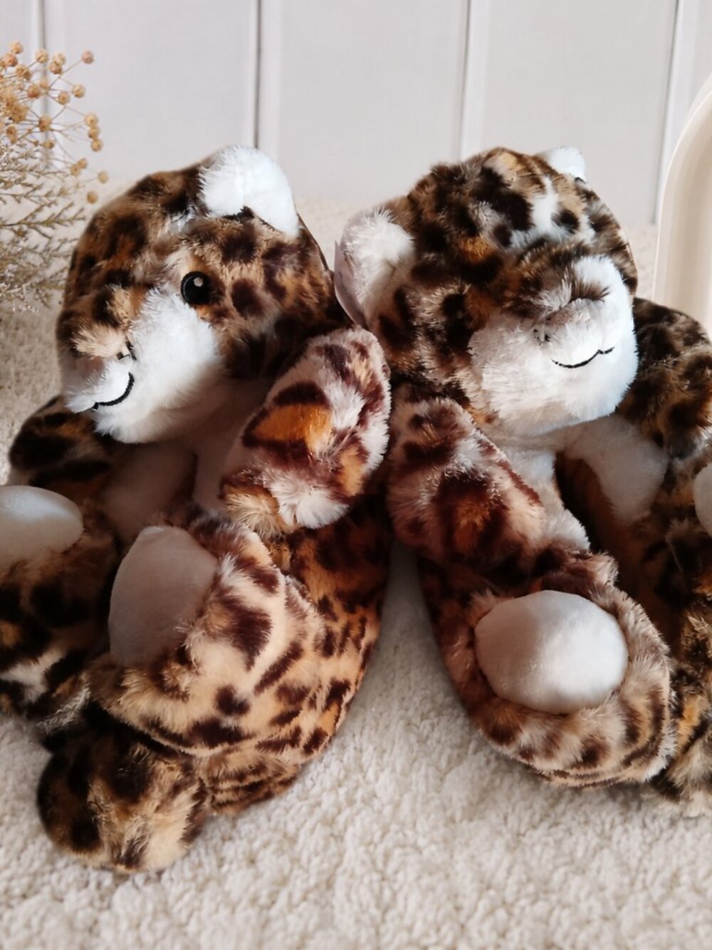 Leopard Print Plush Animal Slippers for Women Cozy Ultra-Soft Cheetah Shoes